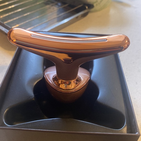 7 Color Beauty Device for Face & Neck in rose gold - Picture 5 of 12